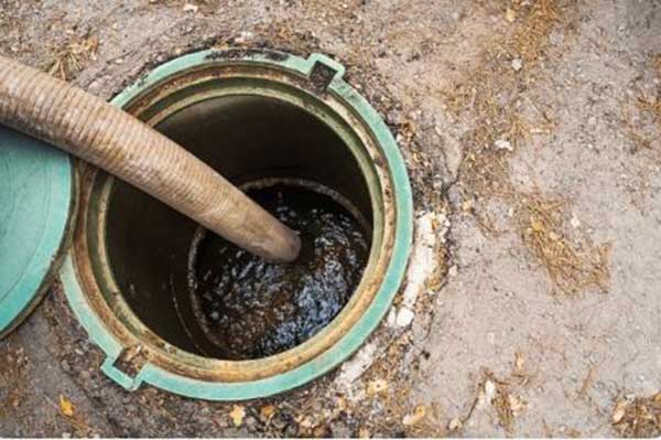 Nguyên nhân khiến bể phốt đầy gây trào ngược bồn cầu