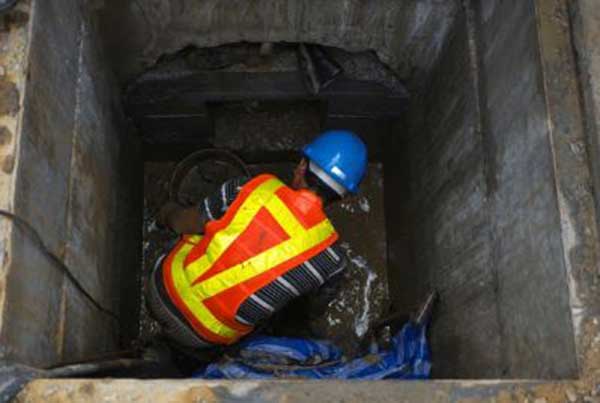 Bể phốt đầy gây trào ngược bồn cầu thì xử lý thế nào?