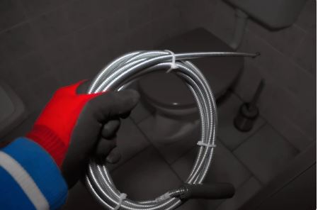 4. Sử dụng dây thông tắc bồn cầu xử lý nghẹt giấy vệ sinh